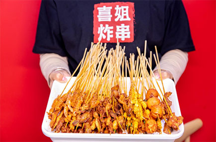 它是炸串界的“蜜雪冰城”！ 9平小店日卖7万，一年多开860家店！